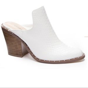 Chinese Laundry White Leather Springfield Mules